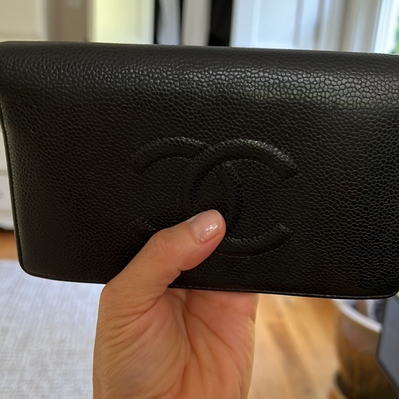 Gorgeous CHANEL black caviar wallet- practically new - Picture 6 of 6